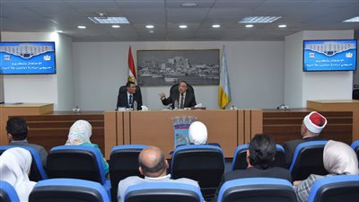 محافظ الإسكندرية ورئيس محو الأمية وتعليم الكبار يكرمان أعضاء مبادرة 