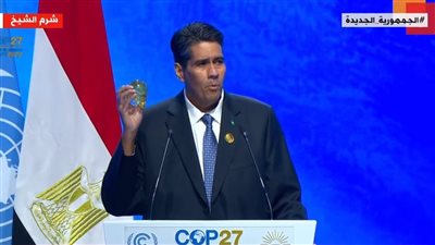 ممسكا بمجسم لقنديل البحر.. رئيس بالاو: الحرارة قتلت 30 مليون نوع من الأسماك