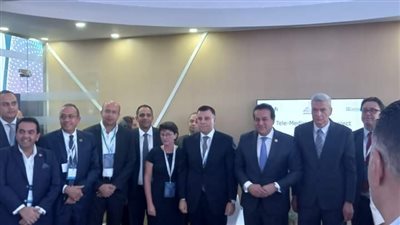 رئيس جامعة عين شمس يشارك في جلسة حول البصمة الكربونية بقمة المناخ 