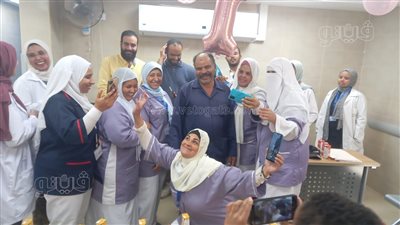 وحدة صحية تحتفل بعيد ميلاد عامل نظافة بأسوان l صور
