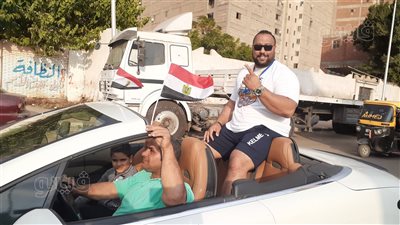 بالمزمار والطبل البلدي.. أهالي طنطا يستقبلون حامد خلاف بطل العالم في القوة البدنية|فيديو