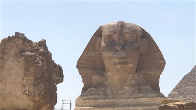 الآثار تمنع سائحة عارية من التقاط صورة مع تمثال أبو الهول