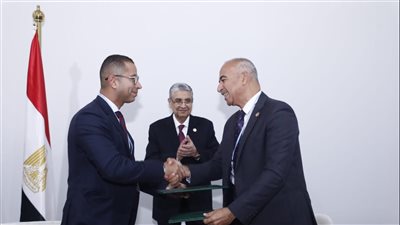  وزير الكهرباء يشهد توقيع مذكرة تفاهم بين فودافون مصر وهيئة الطاقة الجديدة والمتجددة