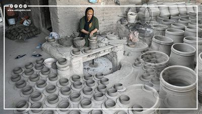 مهنة مهددة بالانقراض.. سيدة الفخار بالصعيد تكشف كواليس صناعة الأواني والقلل|فيديو وصور
