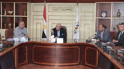 محافظ بني سويف تبحث تنفيذ مشروع نقل جماعي بسيارات ميني باص بين المراكز