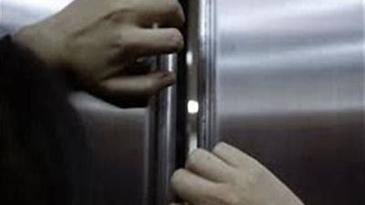 النيابة تطلب التحريات في تعطل أسانسير بشخص في عقار بالدقي