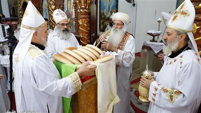 الأنبا إسحق يرسم شمامسة ويدشن أواني ويطيب رفات مار مرقس بطما