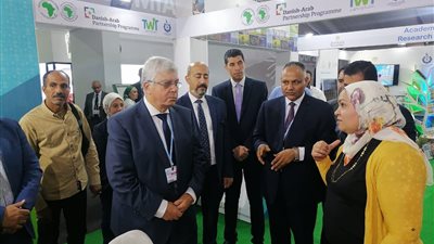 وزير التعليم العالي يتفقد جناح الوزارة في المنطقة الخضراء على هامش قمة المناخ