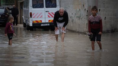 مياه الأمطار تغرق شوارع ومنازل غزة| فيديو وصور
