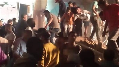 لحظة العثور على أول ضحايا عقار إمبابة المنهار | صور