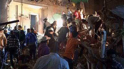 المعاينة لموقع حادث انهيار عقار إمبابة: خروج جثة مسنة وباقي شخصين تحت الأنقاض