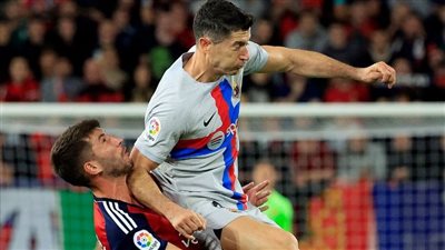 طردان وهدف ملغي.. برشلونة يخطف فوزا من أوساسونا في مباراة مثيرة