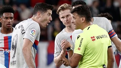 إهانة أم غرور.. ماذا قصد ليفاندوفسكي بإشارته الغريبة بعد طرده أمام أوساسونا | فيديو