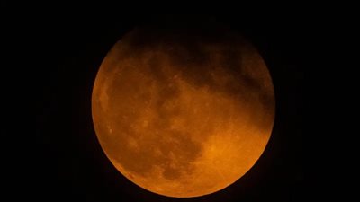 مدته 4 ساعات و25 دقيقة، خسوف جزئي للقمر غدا