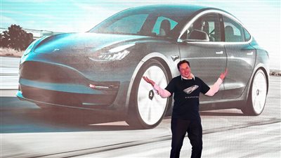 إيلون ماسك يبيع أسهما في 