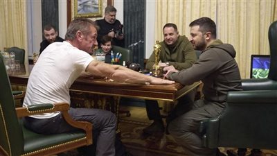 الممثل الأمريكي شون بن يزور زيلينسكي ويعيره تمثال 