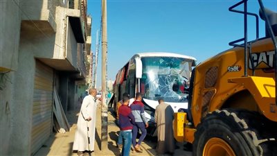 محافظ الشرقية يُتابع الحالة الصحية لمصابي حادث تصادم قطار بأتوبيس أمام مزلقان الصدر بمنطقة الحسينية بمدينة الزقازيق