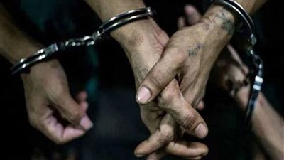 ضبط صاحب محل ومسئول مخزن بحوزتهما 5 أطنان سكر وزيت وأرز بغرض الاحتكار