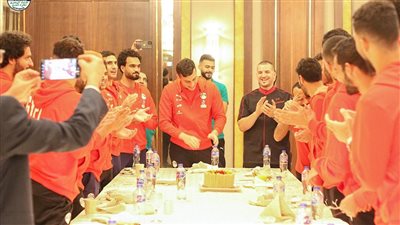 منتخب مصر يحتفل بعيد ميلاد أكرم توفيق| صور