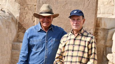 زاهي حواس يلتقي السياسى الأمريكى البارز مايكل بلومبرج أمام تمثال أبو الهول