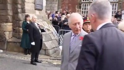 لحظة رشق الملك تشارلز بالبيض في لندن | فيديو