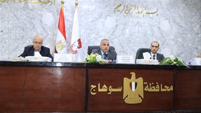 محافظ سوهاج يناقش ملفات التعديات على الأراضي مع القيادات التنفيذية 