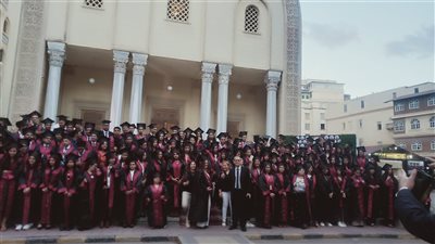  البابا تواضروس يصل الكنيسة المرقسية بالإسكندرية ويلتقط صورا مع الطلاب الأوائل