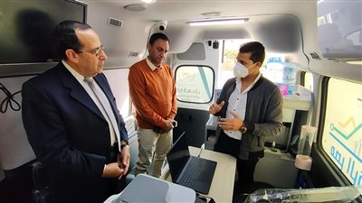 سيارة الشهر العقاري تقدم خدماتها للمواطنين في شوارع العريش بشمال سيناء|صور