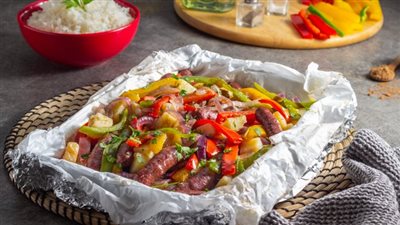 لذيذ ولا يقاوم.. طريقة عمل ورقة السجق بالبطاطس|فيديو 