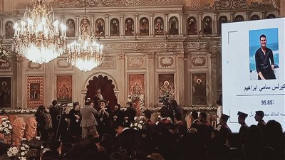 البابا تواضروس الثاني يكرم الأوائل.. وفتاة من ذوي الهمم تهديه «الورود»