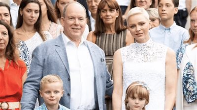 للمرة الأولى.. أمير موناكو يظهر علنا مع أبنائه من 