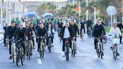 جولة للسيسي بالدراجة في شرم الشيخ.. الرئيس يتفقد المنطقة الخضراء الصديقة للبيئة.. ويلتقي عددا من الشباب والأجانب المشاركين في قمة المناخ