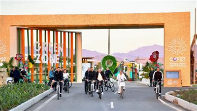 شاهد.. السيسي يتفقد فعاليات المنطقة الخضراء ويلتقي أعضاء اللجنة المنظمة لقمة المناخ 