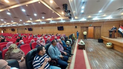 محافظ بورسعيد يصرف مكافآت للعاملين في الأمن والنظافة بالديوان العام | صور 