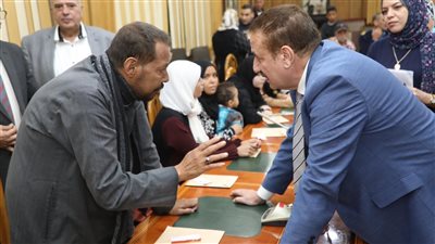 خلال لقائه بالمواطنين.. محافظ المنوفية يوجه بالتنسيق مع وزارة الصحة لزرع رئة لطفل
