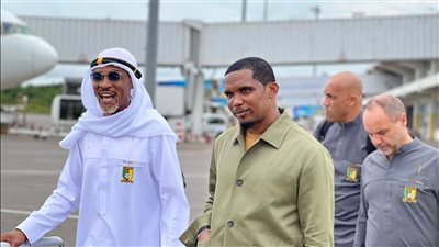سونج بالجلباب العربي.. منتخب الكاميرون يطير إلى أبو ظبي قبل كأس العالم