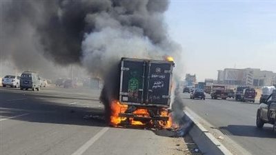 تفحم سيارة نقل التهمتها النيران أعلى الطريق الأوسطي بحلوان