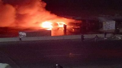 جهات التحقيق تعاين مكان سيارة شب حريق بداخلها في وسط البلد 
