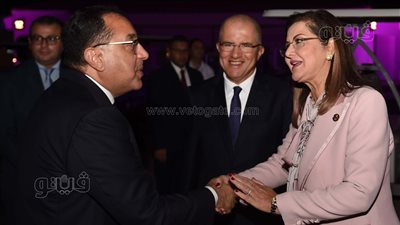 رئيس الوزراء يحضر حفل عشاء عمل في شرم الشيخ بحضور محافظ البنك المركزي 
