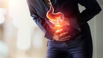 منها تقرحات المعدة وتناول الأسبرين، أسباب الإصابة بعسر الهضم