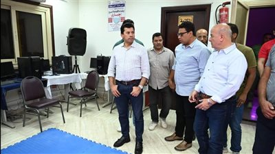 وزير الشباب والرياضة في جولة مفاجئة لمركز شباب شرم الشيخ ويصرف مكافأة لمديره