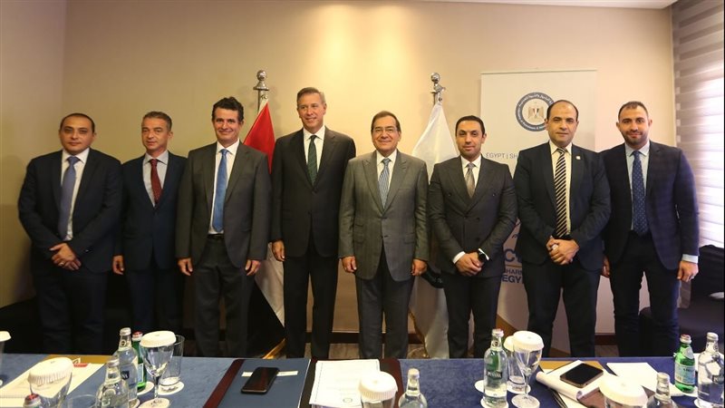 وزير البترول مع مسئولي