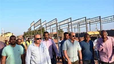 محافظ أسوان يتفقد مشروع إنشاء مجمع مواقف وسويقات كوم أمبو | صور