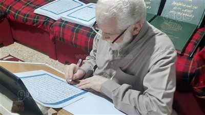 مُسن يستغل وقت الفراغ في كتابة المصحف بخط اليد في الغربية|فيديو
