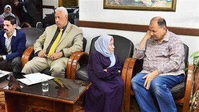 محافظ أسيوط يطالب ذوي الهمم بالاستفادة من مبادرات تمويل المشروعات الصغيرة 