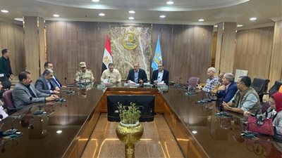  من غرفة عمليات.. محافظ كفر الشيخ يتابع مؤتمر المناخ وحالة الطقس