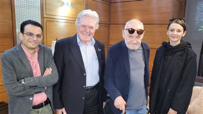 وصول المخرج العالمي «بيلا تار» للمشاركة بمهرجان القاهرة السينمائي | صور