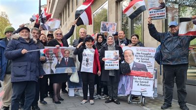 الجالية المصرية في بريطانيا تنظم وقفة تأييد للرئيس والدولة أمام السفارة في لندن