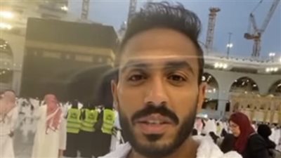 محمود كهربا يؤدي مناسك العمرة