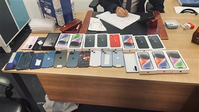 حب يتذاكى فانكشف أمره.. ضبط راكب بحوزته 24 هاتفا محمولا بمطار القاهرة | صور